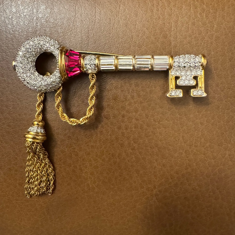 NIB Swarovski 18k GP pave crystal skeleton key brooch w/red & clear crystals